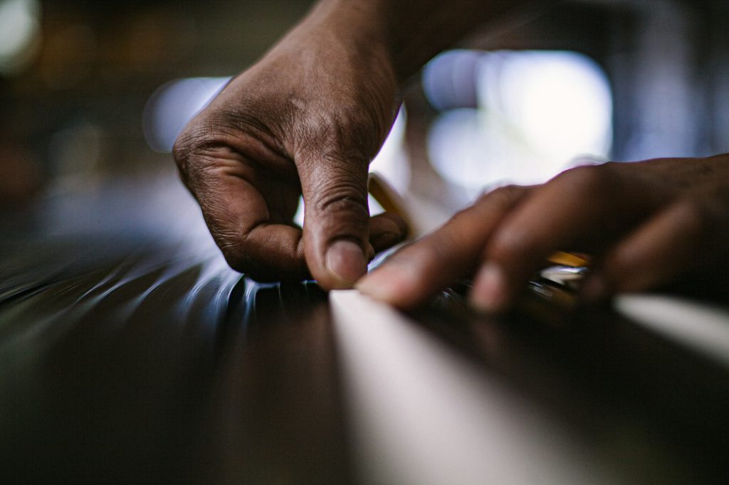 händerna på en hantverkare